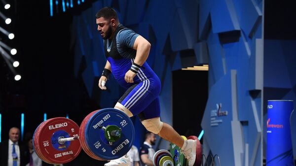 Петрос Петросян из сборной Армении соревнуется в весовой категории до 109 кг среди мужчин группы А во время чемпионата Европы по тяжелой атлетике (22 апреля 2023). Еревaн - Sputnik Армения