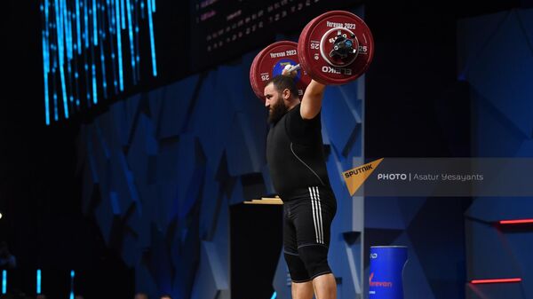 Симон Мартиросян из сборной Армении соревнуется в мужской категории +109 кг группы А во время чемпионата Европы по тяжелой атлетике (23 апреля2023). Еревaн - Sputnik Армения