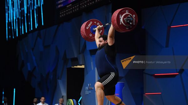 Вараздат Лалаян из сборной Армении соревнуется в мужской категории +109 кг группы А во время чемпионата Европы по тяжелой атлетике (23 апреля2023). Еревaн - Sputnik Армения