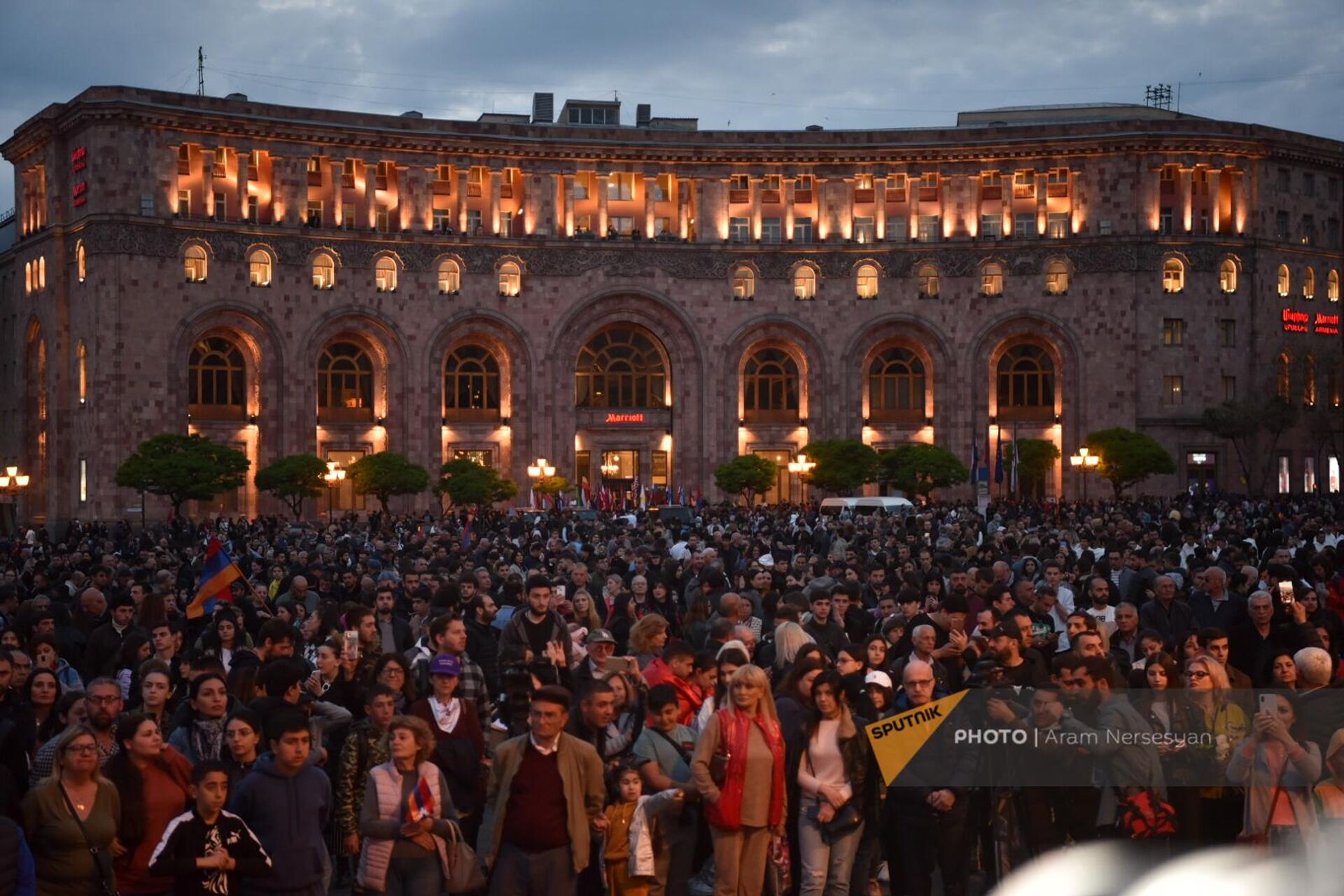 Люди собрались на площади Республики перед началом факельного шествия (23 апреля 2023). Еревaн - Sputnik Արմենիա, 1920, 23.04.2023