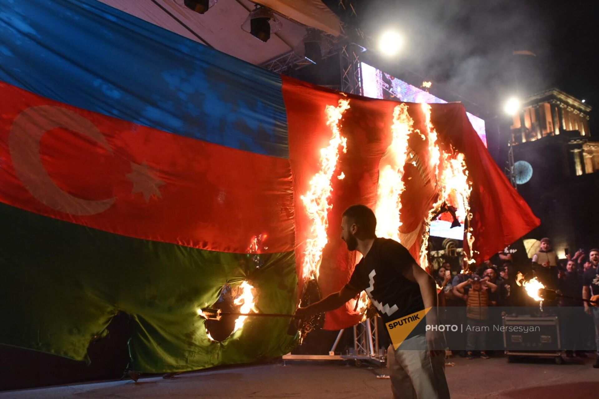 Участники факельного шествия традиционно сжигают флаги Азербайджана и Турции (23 апреля 2023). Еревaн - Sputnik Արմենիա, 1920, 23.04.2023