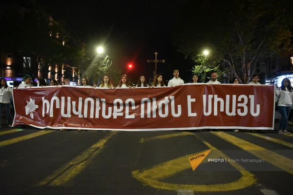 Участники традиционного факельного шествия в память о жертвах Геноцида армян несут баннер с надписью &quot;Право - исключительно в силе&quot; - Sputnik Армения