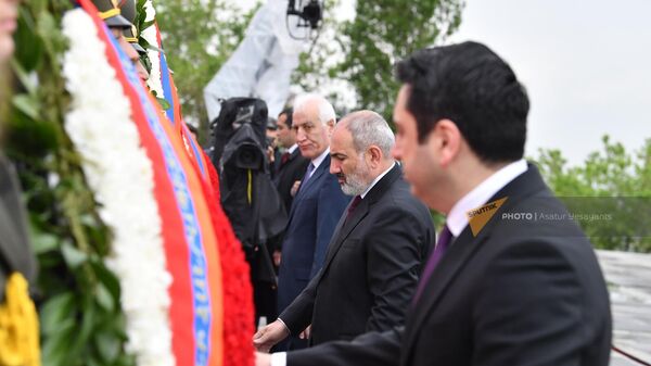 Президент Ваагн Хачатурян, премьер-министр Никол Пашинян, председатель НС Ален Симонян посетили мемориальный комплекс Цицернакаберд (24 апреля 2023). Еревaн - Sputnik Արմենիա
