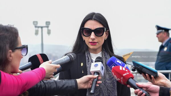 Омбудсмен Анаит Манасян отвечает на вопросы журналистов в мемориальном комплексе Цицернакаберд (24 апреля 2023). Еревaн - Sputnik Армения