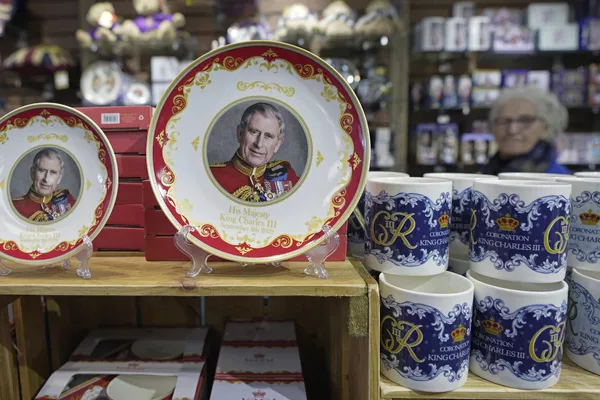 В честь коронации Карла III в Лондоне тарелки и чашки украшены портретами монарха В честь коронации Карла III в Лондоне тарелки и чашки украшены портретами монарха - Sputnik Армения