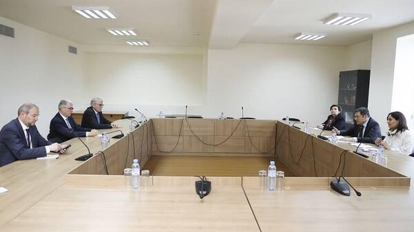 Заместитель министра иностранных дел Армении Паруйр Ованнисян принял делегацию, возглавляемую председателем департамента Изер Франции Жаном-Пьером Барбье (25 апреля 2023). Еревaн - Sputnik Армения