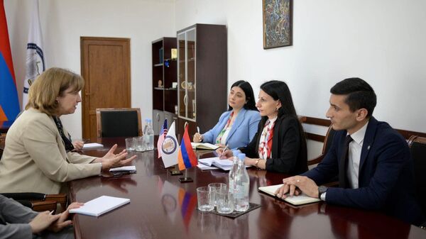 Омбудсмен Анаит Манасян приняла посла США Кристину Куинн (25 апреля 2023). Еревaн - Sputnik Армения