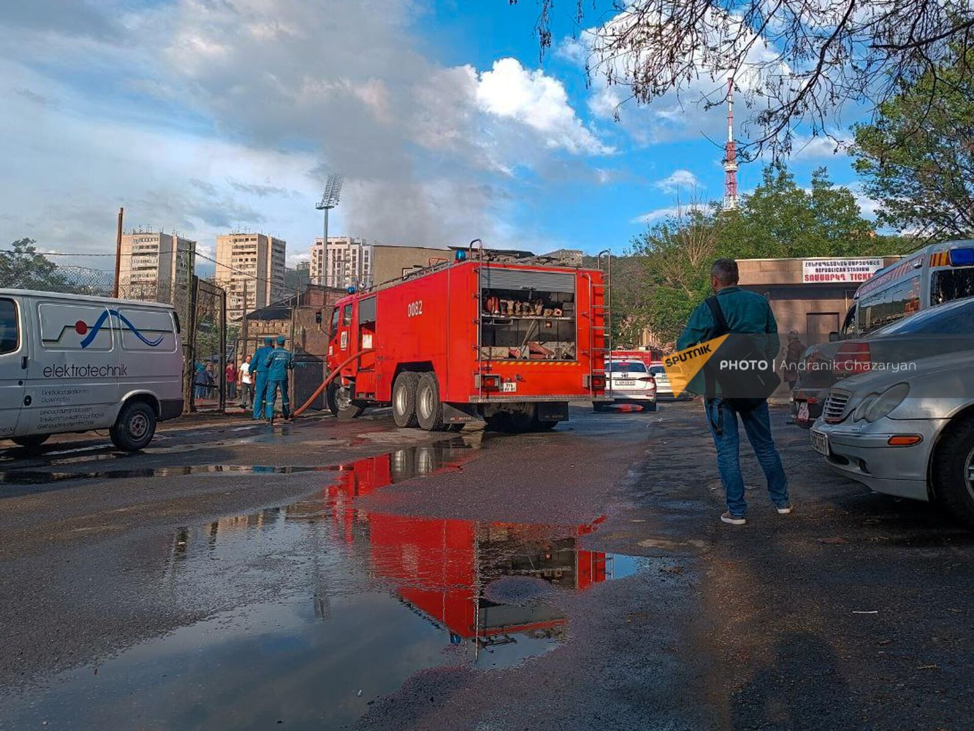 Спасатели на месте пожара в одном из одноэтажных домов на улице Симона Врацяна (26 апреля 2023). Еревan - Sputnik Արմենիա, 1920, 26.04.2023