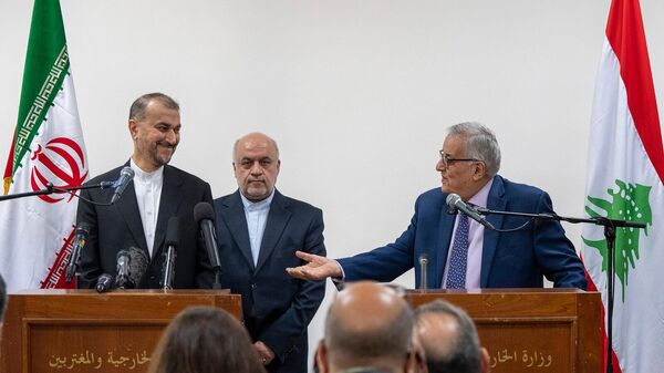 Министр иностранных дел Ливана Абдалла Бухабиб (справа) приветствует своего иранского коллегу Хосейна Амира Абдоллахиана перед их совместной пресс-конференцией (27 апреля 2023). Бейрут - Sputnik Армения