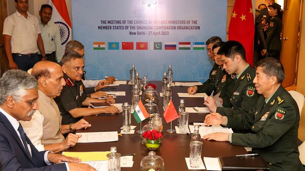 Встреча министров обороны Индии и Китая Раджнатха Сингха и Ли Шанфу во время встречи глав оборонных ведомств ШОС (27 апреля 2023). Нью-Дели - Sputnik Армения