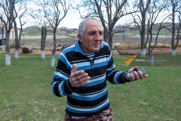 Пчеловод Мартик Хачатрян, основавший бизнес в рамках гранта военнослужащим, получившим ранения. - Sputnik Армения