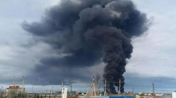 Пожар на нефтебазе в Казачьей бухте Севастополя (29 апреля 2023) Крым - Sputnik Արմենիա