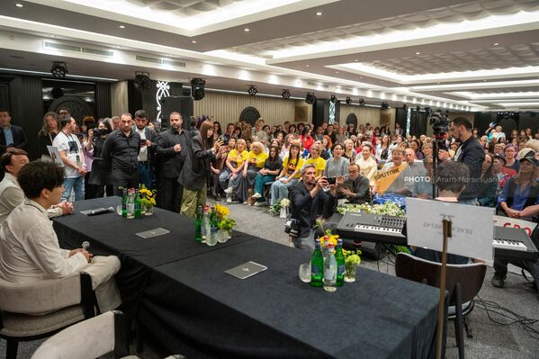 Поклонники Димаша Кудайбергена на встрече с кумиром (30 апреля 2023). Еревaн - Sputnik Армения
