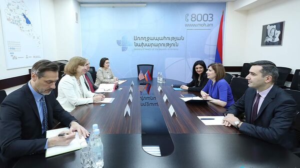 Министр здравоохранения Анаит Аванесян приняла Чрезвычайного и полномочного посла США Кристину Куинн (2 мая 2023). Еревaн - Sputnik Армения