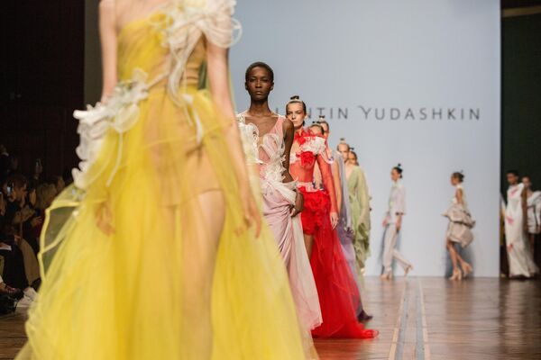 Модели демонстрируют одежду из новой коллекции весна-лето 2019 года модельера Валентина Юдашкина на Неделе моды в Париже - Sputnik Армения