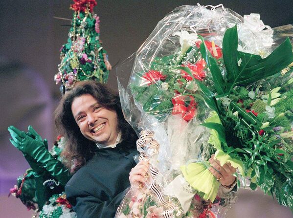 Валентин Юдашкин после показа своей коллекции на Московской неделе моды, 1 декабря 1996 год. - Sputnik Армения