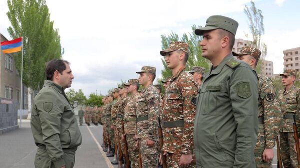 Министр обороны Сурен Папикян с неожиданным визитом побывал в одной из воинских частей республики (2 мая 2023) - Sputnik Армения