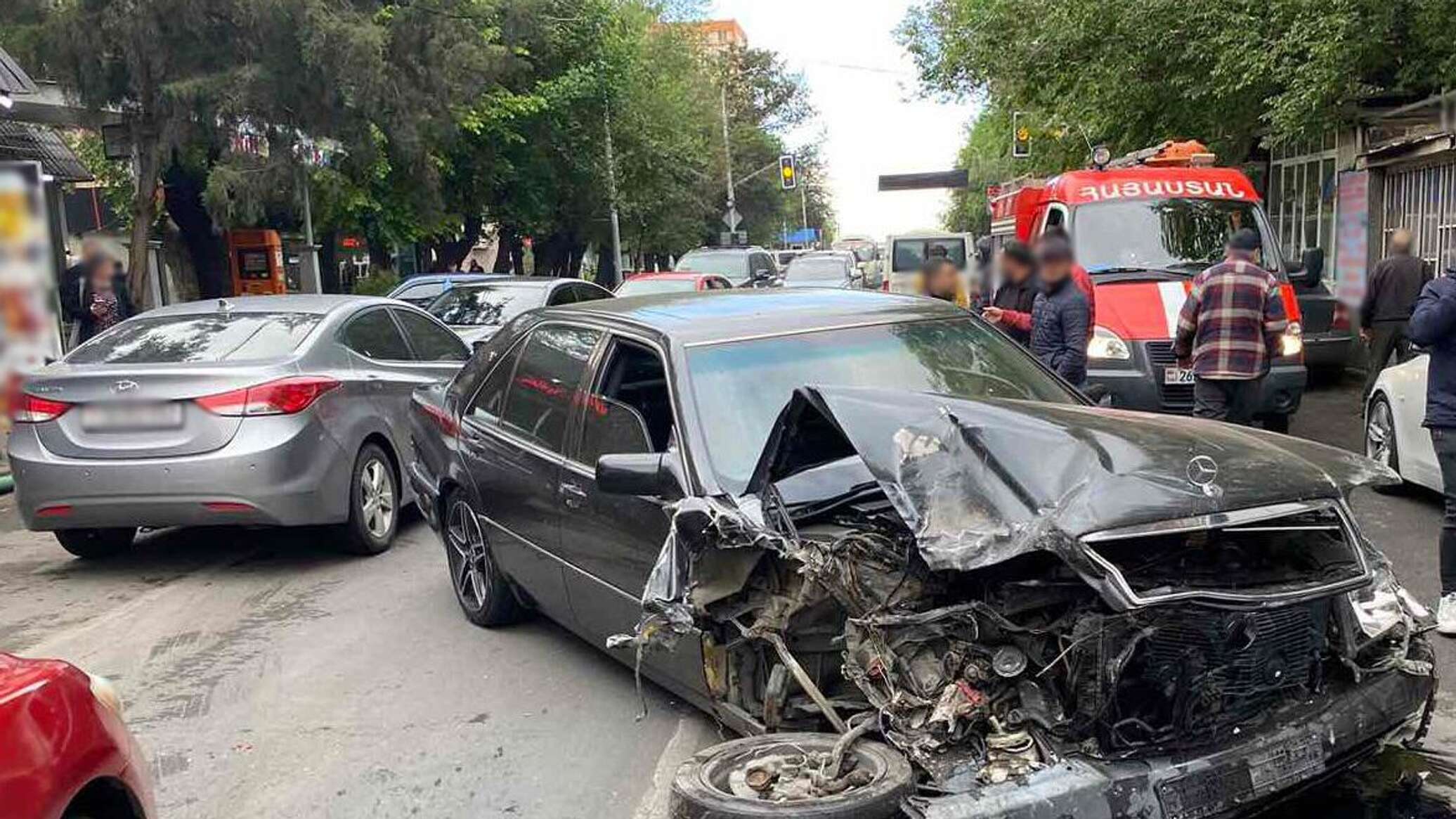 Водитель в Ереване врезался в 5 машин, одна из которых сбила человека -  03.05.2023, Sputnik Армения