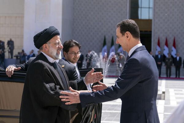 Президент Сирии Башар Асад приветствует президента Ирана Ибрахима Раиси в Дамаске - Sputnik Армения