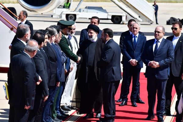 Президент Ирана Ибрахим Раиси приветствует людей во время церемонии встречи в международном аэропорту Дамаска - Sputnik Армения