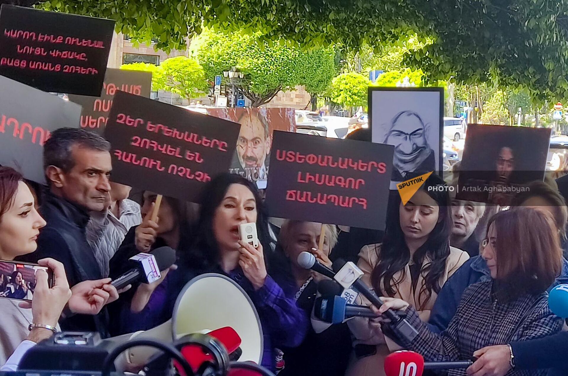 Депутат Наира Зорабян на акции протеста родственников погибших военнослужащих у Дома правительства на площади Республики (4 мая 2023). Еревaн - Sputnik Արմենիա, 1920, 04.05.2023