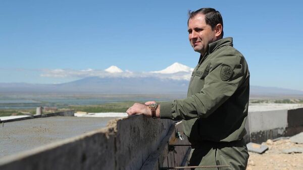 Министр обороны Сурен Папикян на фоне горы Арарат - Sputnik Արմենիա