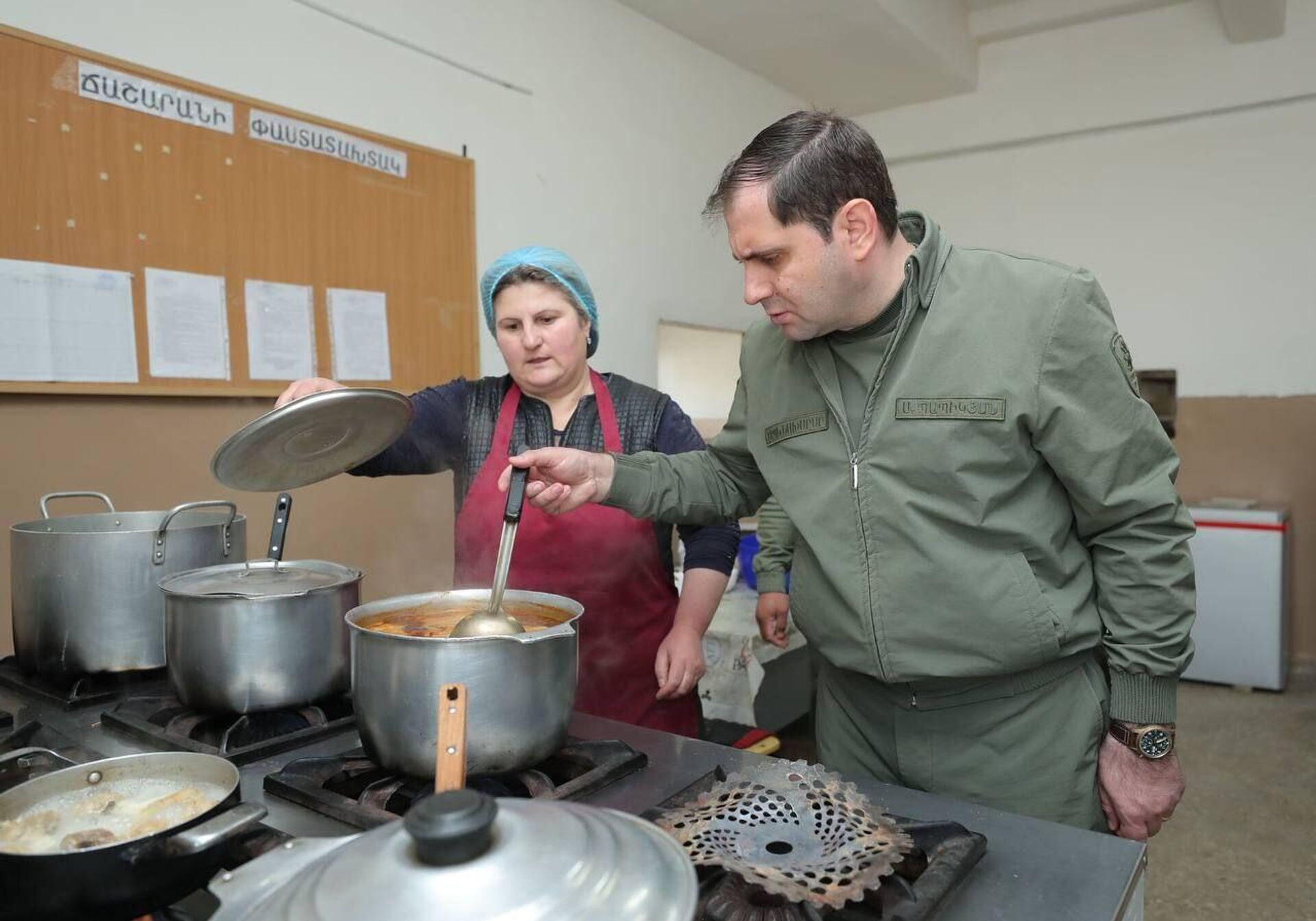 Министр обороны Сурен Папикян проверяет армейскую еду во время инспекционного визита некоторых воинских частей Министерства Обороны (4 мая 2023) - Sputnik Արմենիա, 1920, 04.05.2023