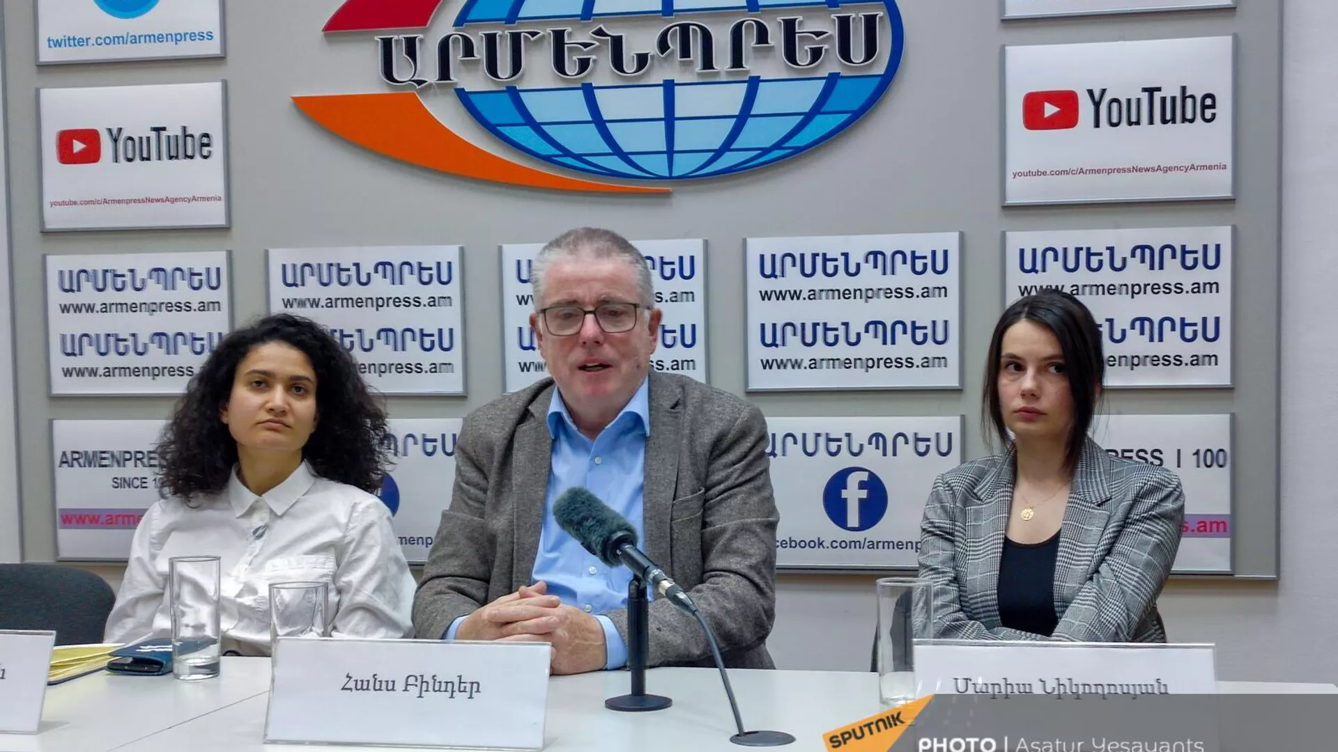 Директор Института биоинформатики Армении Лилит Нерсисян, профессор Лейпцигского университета Ханс Биндер и научный сотрудник НИИ Молекулярной биологии Академии наук Армении Мария Никогосян на презентации проекта по биоинформатике (5 мая 2023). Еревaн - Sputnik Армения, 1920, 05.05.2023