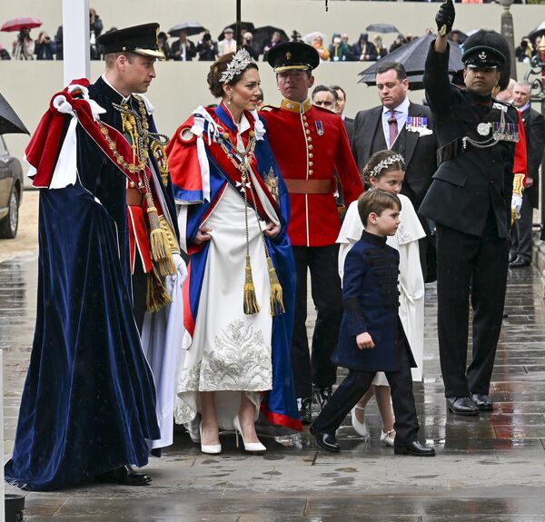 Принц и принцесса Уэльские прибывают на церемонию коронации короля Карла III и королевы-консорта - Sputnik Армения