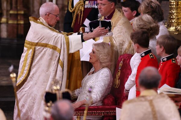 Архиепископ Кентерберийский Джастин Уэлби возлагает модифицированную версию короны королевы Марии на голову британской Камиллы, королевы-консорта - Sputnik Армения