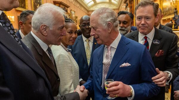 Президент Ваагн Хачатурян поздравляет британского короля Карла III на приеме в Букингемском дворце (6 мая 2023). Лондон - Sputnik Արմենիա