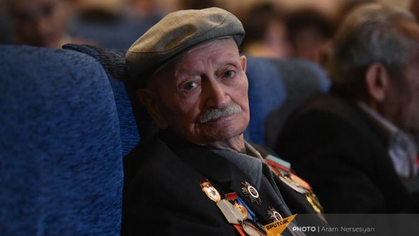Ветеран ВОВ Лачин Степанян на показе документального фильма Следы Победы в кинотеатре Москва (8 мая 2023). Еревaн - Sputnik Արմենիա
