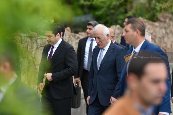 Президент Ваагн Хачатурян и председатель Национального собрания Ален Симонян в парке Победы. - Sputnik Армения
