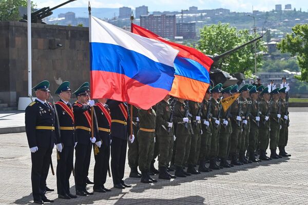 Армянские и российские военные несли флаги двух стран - Sputnik Армения