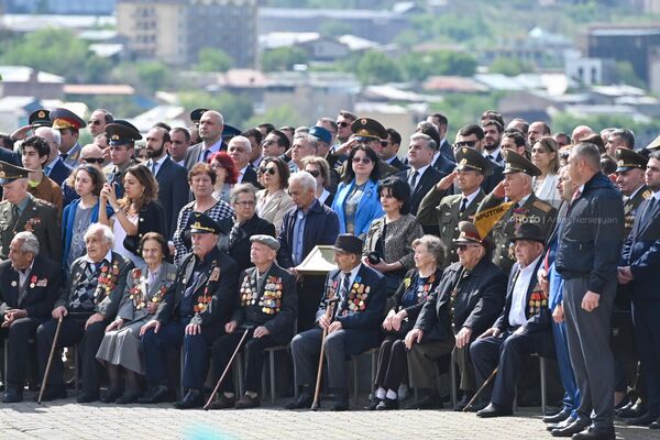Для ветеранов были установлены скамейки. - Sputnik Армения