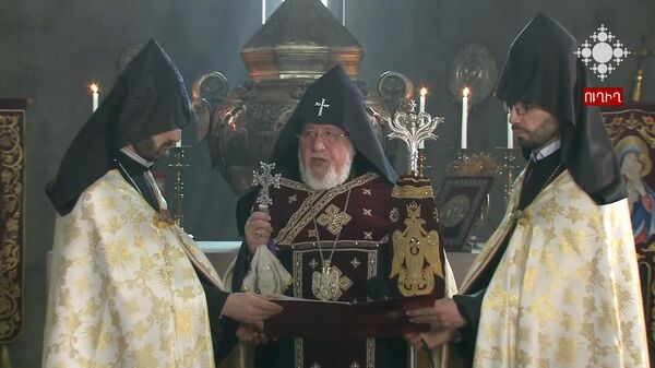 Католикос Всех армян Гарегин II 9 мая отслужил молебен о мире и безопасности - Sputnik Армения