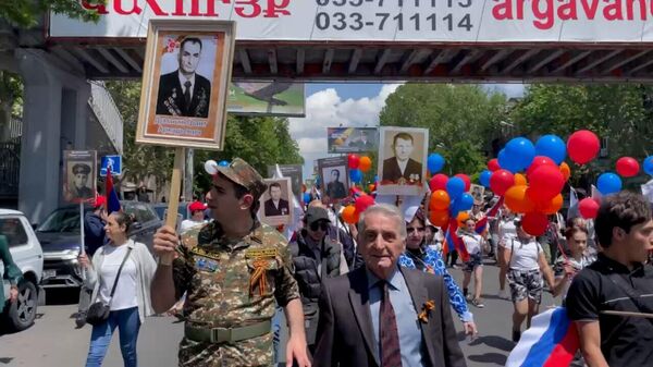 Бессмертный полк идет по Еревану к Вечному огню - Sputnik Армения