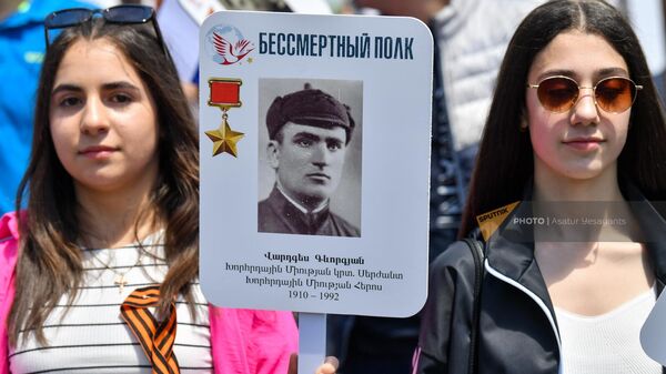 Участники акции Бессмертный полк на проспекте Азатутян (9 мая 2023). Еревaн - Sputnik Армения