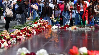 Участники акции "Бессмертный полк" возлагают цветы на могилу Неизвестного солдата в Парке Победы (9 мая 2023). Еревaн 