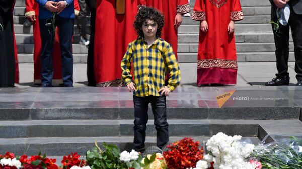 Юный участник акции Бессмертный полк у могилы Неизвестного солдата в Парке Победы (9 мая 2023). Еревaн - Sputnik Армения