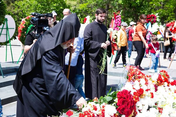 Католикос Всех армян Гарегин II возложил цветы к Вечному огню. - Sputnik Армения