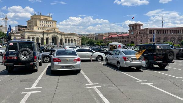 Автомобиль с эмблемой Европейского Союза у отеля Marriott на площади Республики (11 мая 2023). Еревaн - Sputnik Армения
