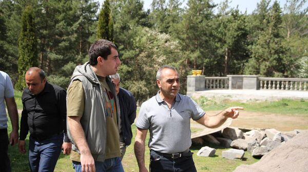 Руководитель общины Джермук Ваагн Арсенян ознакомился с ходом восстановительных работ города (12 мая 2023). Джермук - Sputnik Армения