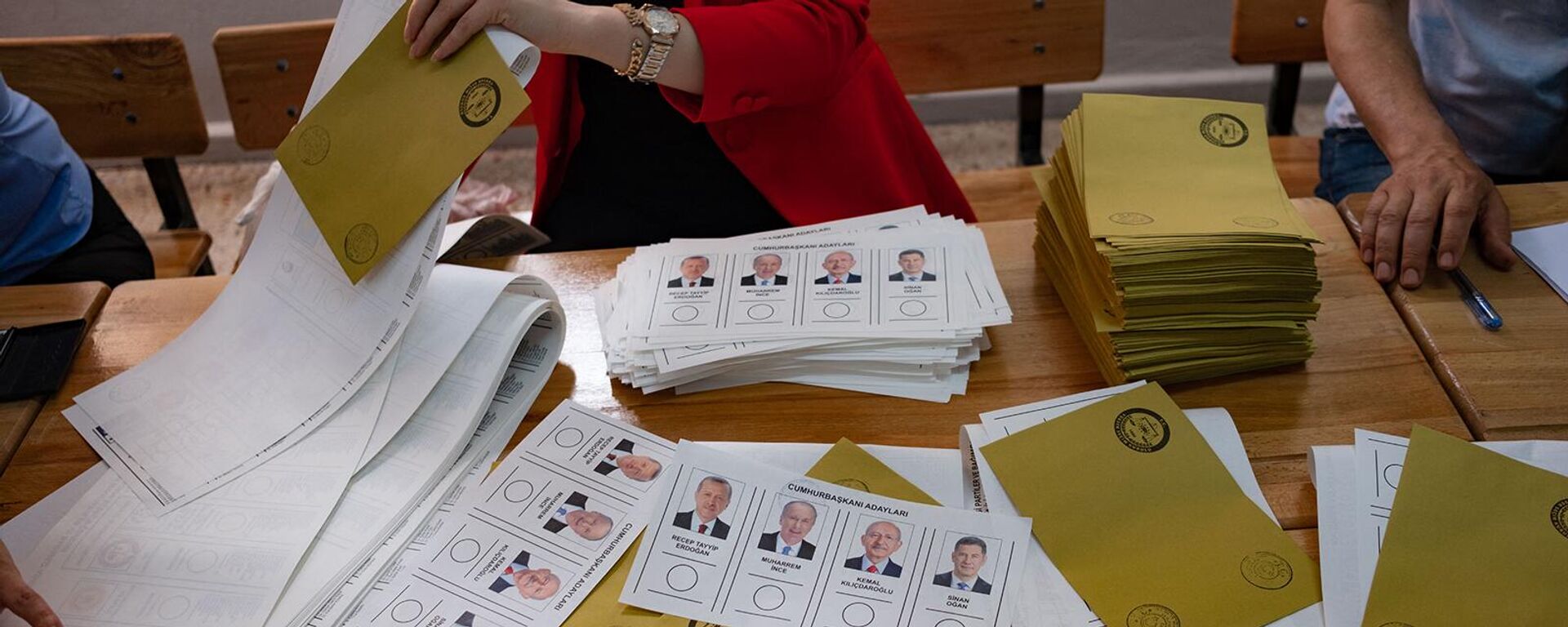 Сотрудники избирательных комиссий готовят бюллетени перед передачей их избирателям на избирательном участке в Адане для парламентских и президентских выборов (14 мая 2023). Турция - Sputnik Армения, 1920, 15.05.2023