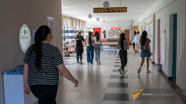 Ученики эко-школы села Геташен во время перемены - Sputnik Армения