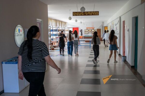 Ученики эко-школы села Геташен во время перемены - Sputnik Армения