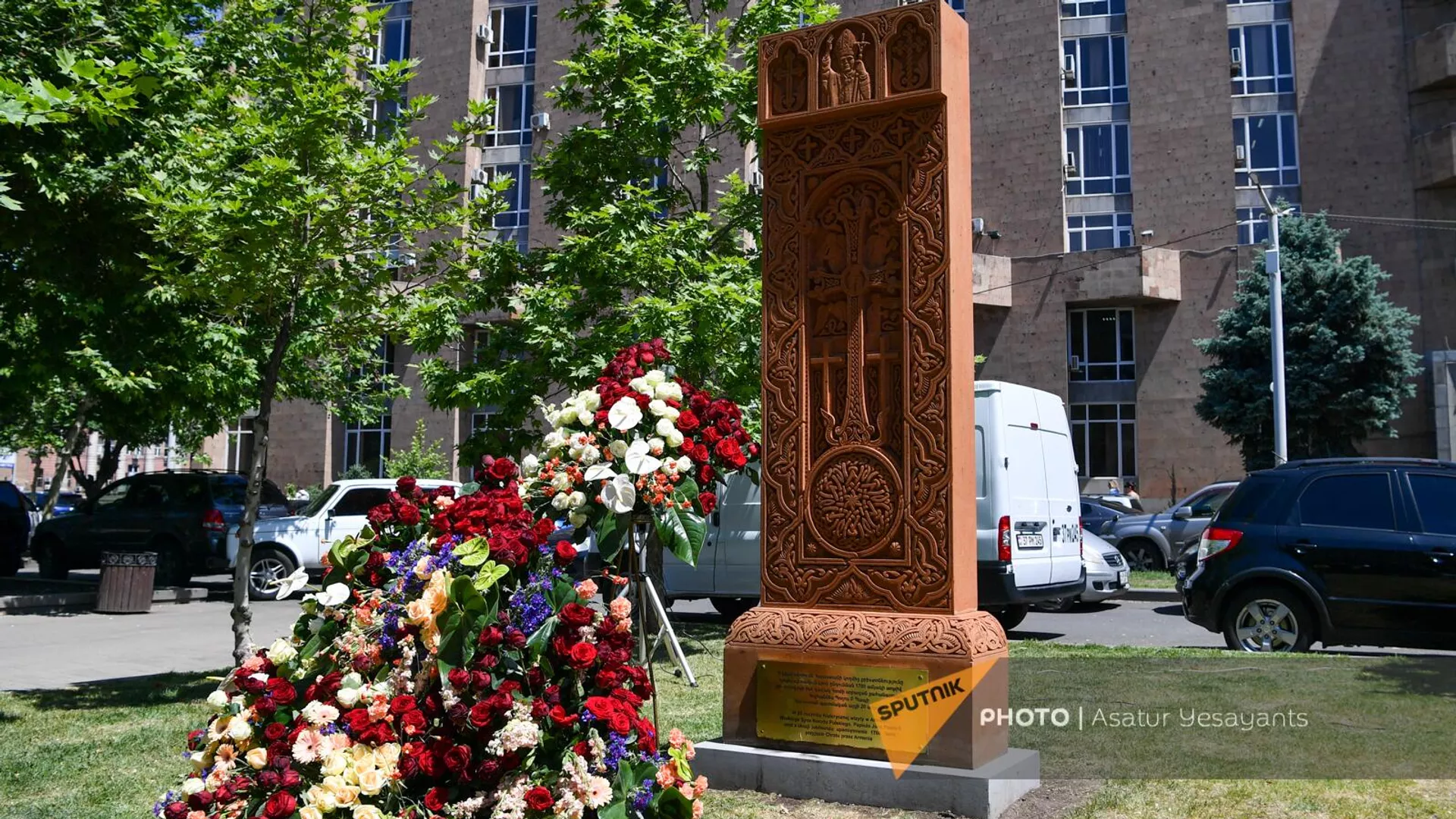 Торжественная церемония открытия и освящения хачкара, посвященного многовековой армяно-польской дружбе и Папе Святому Иоанну Павлу II (16 мая 2023). Еревaн Торжественная церемония открытия и освящения хачкара, посвященного многовековой армяно-польской дружбе и Папе Святому Иоанну Павлу II (16 мая 2023). Еревaн - Sputnik Армения, 1920, 16.05.2023
