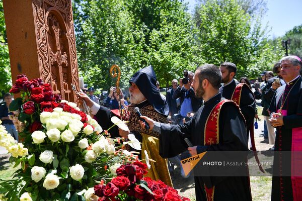 Торжественная церемония открытия и освящения хачкара, посвященного многовековой армяно-польской дружбе и Папе Святому Иоанну Павлу II (16 мая 2023). Еревaн - Sputnik Армения