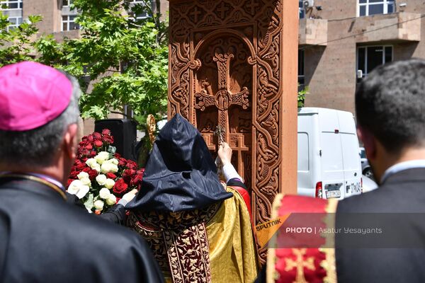 Торжественная церемония открытия и освящения хачкара, посвященного многовековой армяно-польской дружбе и Папе Святому Иоанну Павлу II (16 мая 2023). Еревaн - Sputnik Армения