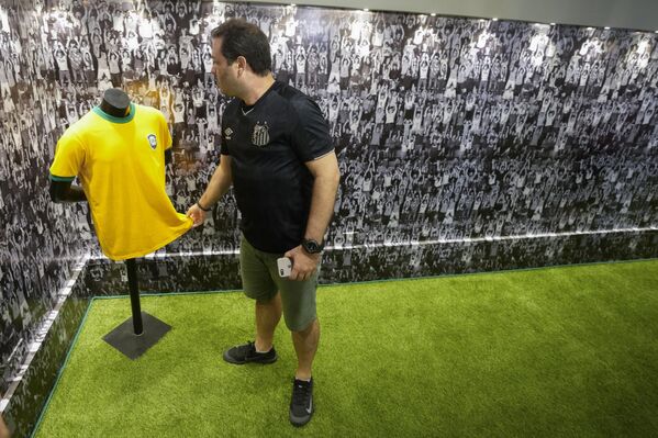 «Սանթոս» ֆուտբոլային ակումբի երկրպագուն դիպչում է լեգենդար Պելեի ֆուտբոլային շապիկներից մեկին - Sputnik Արմենիա
